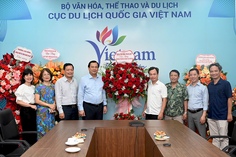 Nhiều đoàn khách chúc mừng Cục Du lịch Quốc gia Việt Nam nhân kỷ niệm 66 năm ngày thành lập ngành du lịch