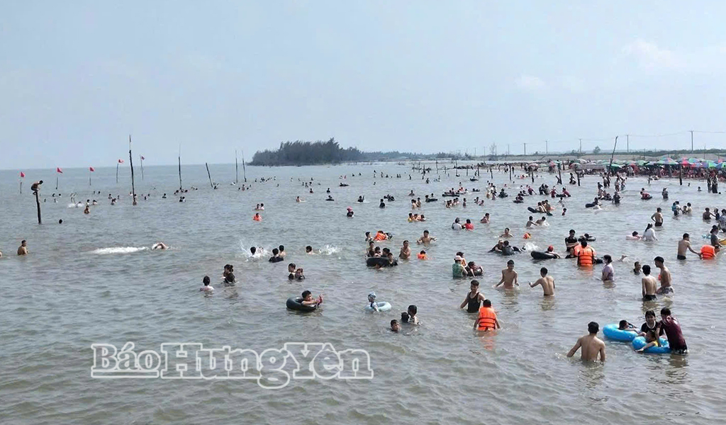 Bãi biển Cồn Vành, Đồng Châu đón hơn 30.000 lượt du khách về tắm biển, nghỉ dưỡng trong dịp nghỉ lễ 2/9