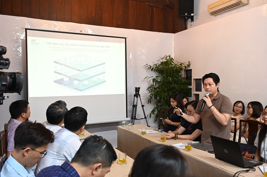 Trải nghiệm mô hình chuyển đổi số du lịch tại Văn Miếu - Quốc Tử Giám